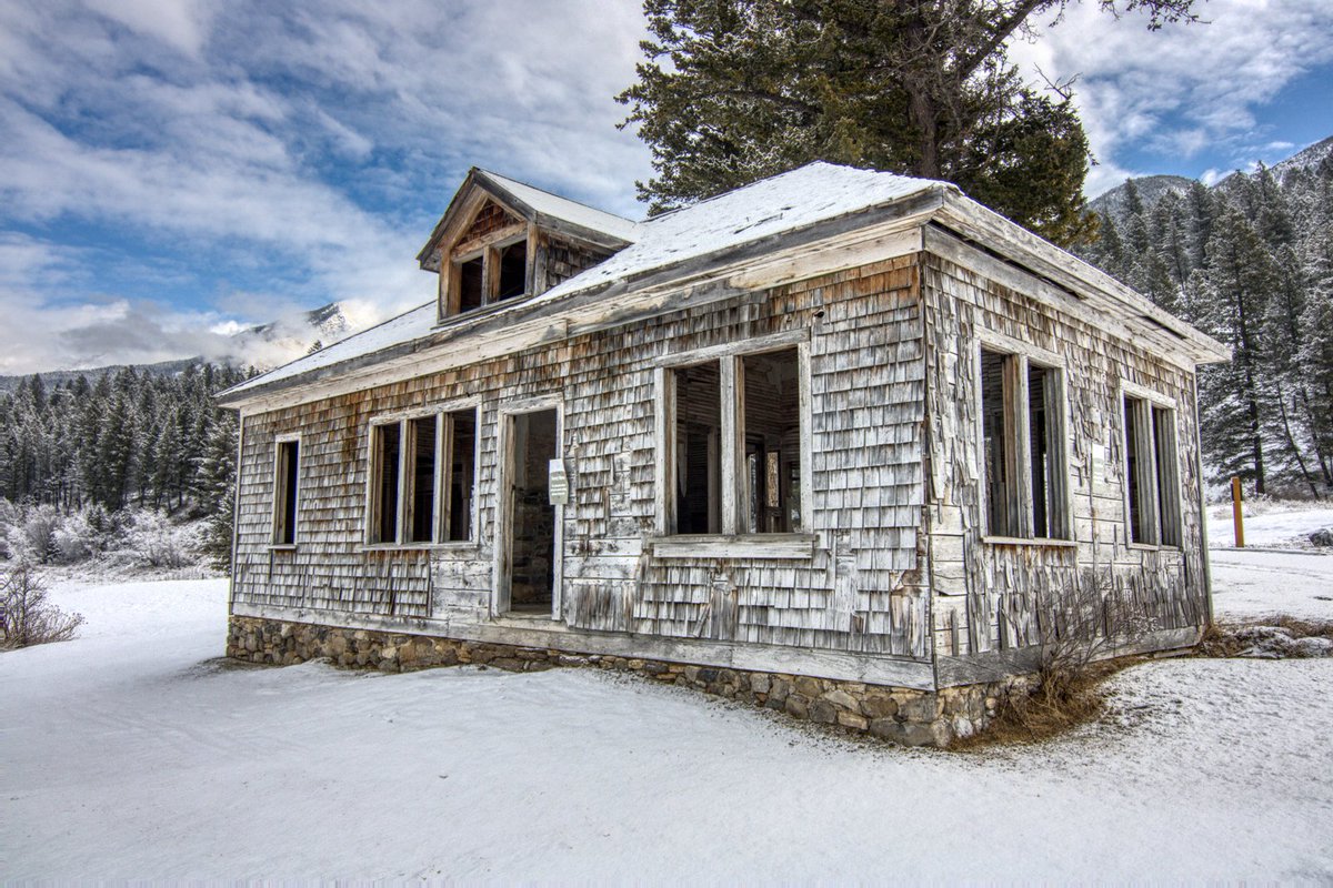 FHSresort's tweet photo. Looking for an interesting winter #adventure? Try a visit to the Geary Home on #MountainsideGolfCourse? #Snowshoe, x-country #ski (while snow remains) or #hike Great views. Good exercise
π· @ChrisConwayca
#FairmontHotSpringsResort #ColumbiaValley #KootRocks #CanadianRockies https://t.co/mJjsNpMdna