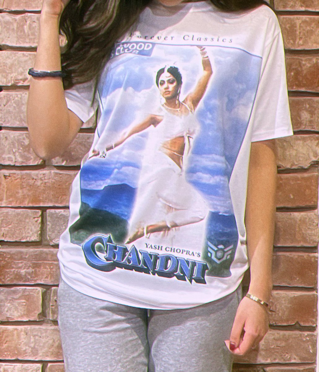 OOTD to remember my fave bollywood legend <a href="/sridevi/">sridevi</a>.kapoor on the week of her 4-year death anniversary 👑 bollywoodwali.blogspot.com/2022/02/rememb… check out my first blog post dedicated to this icon! #chandni #bollywood #sridevi