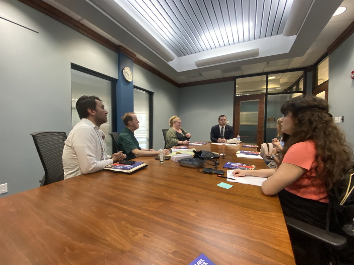 En el marco del acuerdo de ciudades hermanas entre <a href="/CityofSarasota/">City of Sarasota</a> y <a href="/AyuntaMerida/">Ayuntamiento Mérida</a> llevamos a cabo reunión de coordinación entre alcalde Erik Arroyo @SarasotaFirst y <a href="/gaby_echeve/">Gaby Echeverria</a> para el primer evento Casa Mérida del 23 al 28 de mayo para promover cultura, artesanía y gastronomía
