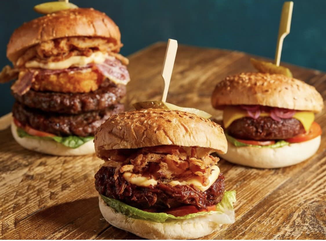 Burger and drink deal is on this evening. 
From £11.50
See menu for details 

The Shakespeare 
Lower Temple Street 

#MealDeals #BurgerDeals #TeamDixons #CaskMarque