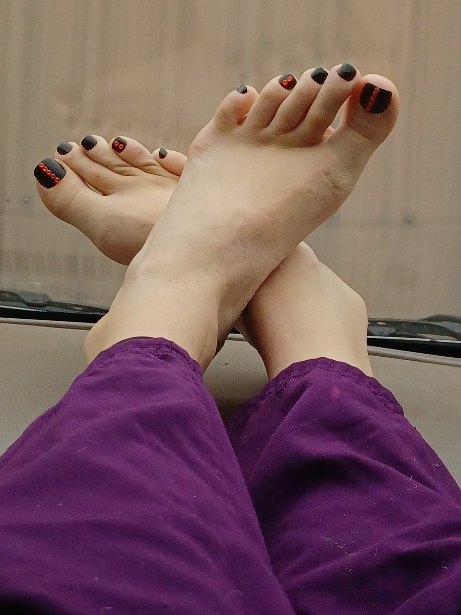 TheFeetQueen5's tweet photo. Would you worship me while at work? #blacktoes #WorshipGoddess #findomgod #feetworshipping #feetworshi̇p https://t.co/4xTfvsy7Un