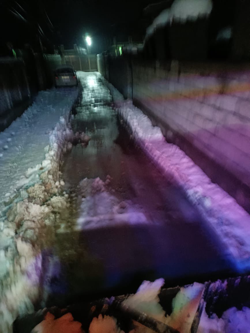 Current visuals from Ward Zakura — night snow clearance operation by SMC. 

Nobody has stopped since this morning and won’t stop till every lane and by-lane cleared.

Control Room continues to function and will function round-the-clock.