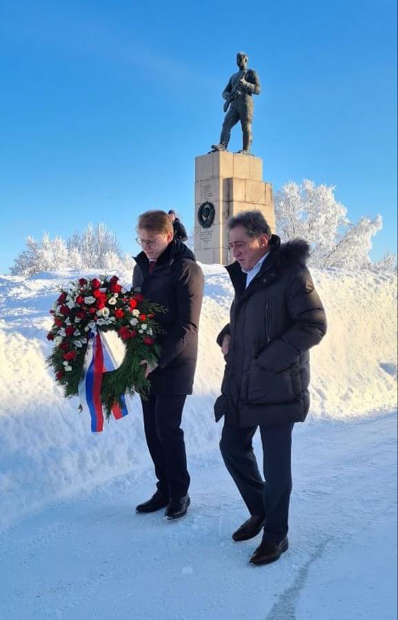 RusEmbNo's tweet image. В ходе визита в г.Киркенес (Северная Норвегия) Посол России в Норвегии Т.О.Рамишвили возложил венок к памятнику советским воинам по случаю отмечаемого в России 23 февраля Дня защитника Отечества, в церемонии также принял участие генеральный консул России в г.Киркенес Н.А.Коныгин.