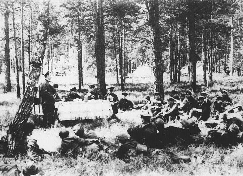 hersaattarih's tweet photo. Moldova direniş hareketinden partizanlar, 1943'te Doğu Cephesi'ndeki İkinci Dünya Savaşı sırasında Zhytomyr, Besarabia ve Kuzey Bukovina şehri yakınlarındaki bir ormanda (bugünkü Zhytomyr Oblastı ve çevresindeki Zhytomyr Raion, batı Ukrayna) bir toplantıda toplandılar. [800 x... https://t.co/rlm9dL5L5E