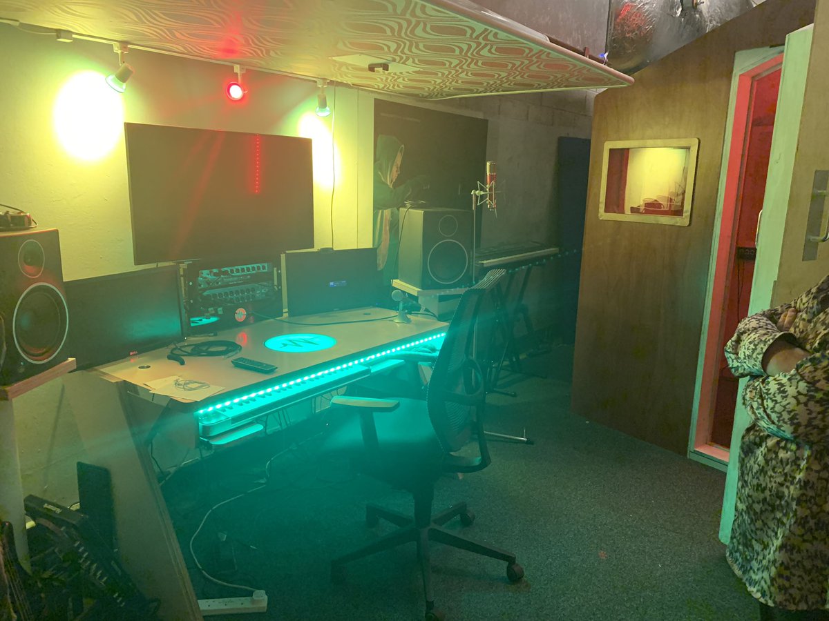 Whatsthesketch1's tweet photo. More collabs for the festival The absolutely brilliant @Inch_Arts ! How much work !! What a brilliant space guys. Even a recording studio . Ace to see you today Jo and crew 😎
#altrincham #altrinchamartsfestival #cheshirelife #incharts #artiswork #bunkerstudio https://t.co/IGXwgoR4Gn