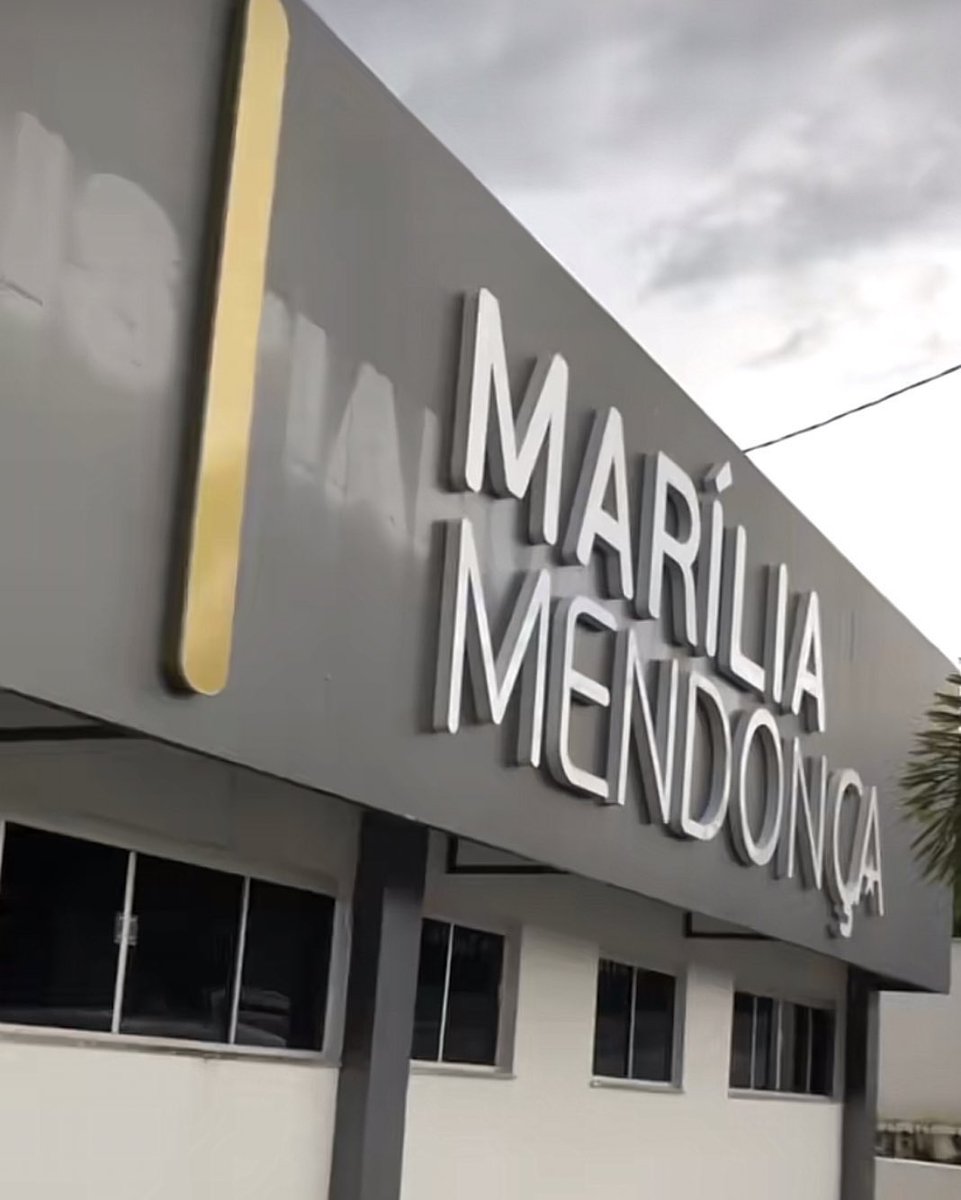 poptime's tweet photo. 🚨 O único hospital de Cristianópolis, cidade onde Marilia Mendonça nasceu, finalmente recebeu o nome da cantora e agora se chama “Hospital Municipal Marília Mendonça”, em homenagem à ela e sua carreira. 🌹🥺 https://t.co/alHp5eLksd