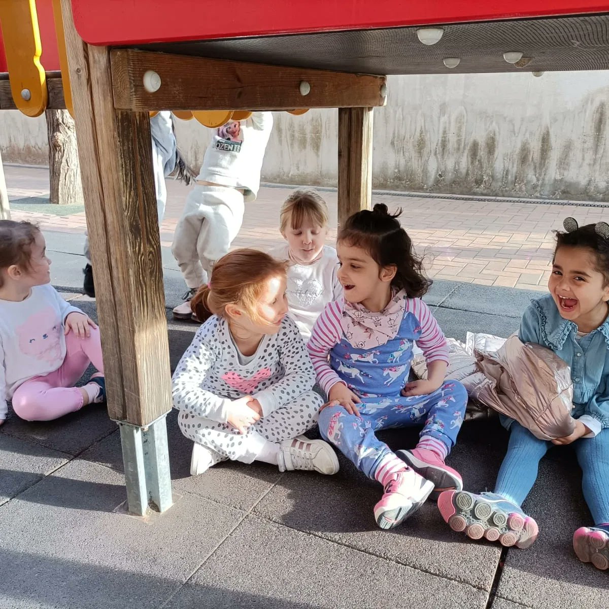 epiasabadell's tweet photo. TOTHOM AMB PIJAMA!
Avui hem seguit la primera consigna del rei carnestoltes i és per això que tots els nens i nenes hem vingut a l'escola amb pijama! També hem ballat, el ball dels pijames!
#P3PIASABADELL
#INFANTILPIASABADELL https://t.co/eRn8r7fWMg