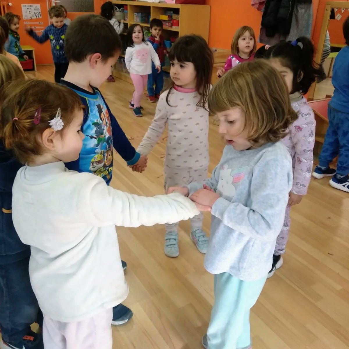 epiasabadell's tweet photo. TOTHOM AMB PIJAMA!
Avui hem seguit la primera consigna del rei carnestoltes i és per això que tots els nens i nenes hem vingut a l'escola amb pijama! També hem ballat, el ball dels pijames!
#P3PIASABADELL
#INFANTILPIASABADELL https://t.co/eRn8r7fWMg