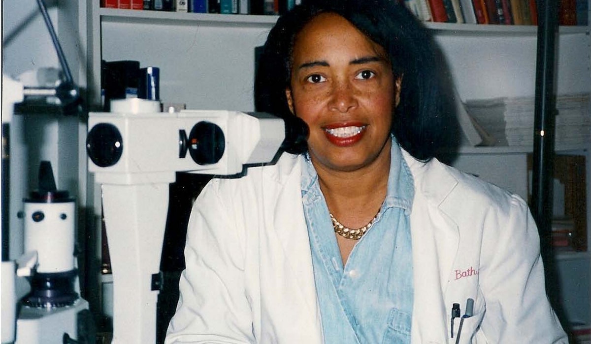 The American woman pictured below is Patricia Bath who invented Laser Eye Surgery in 1981! 🇺🇲