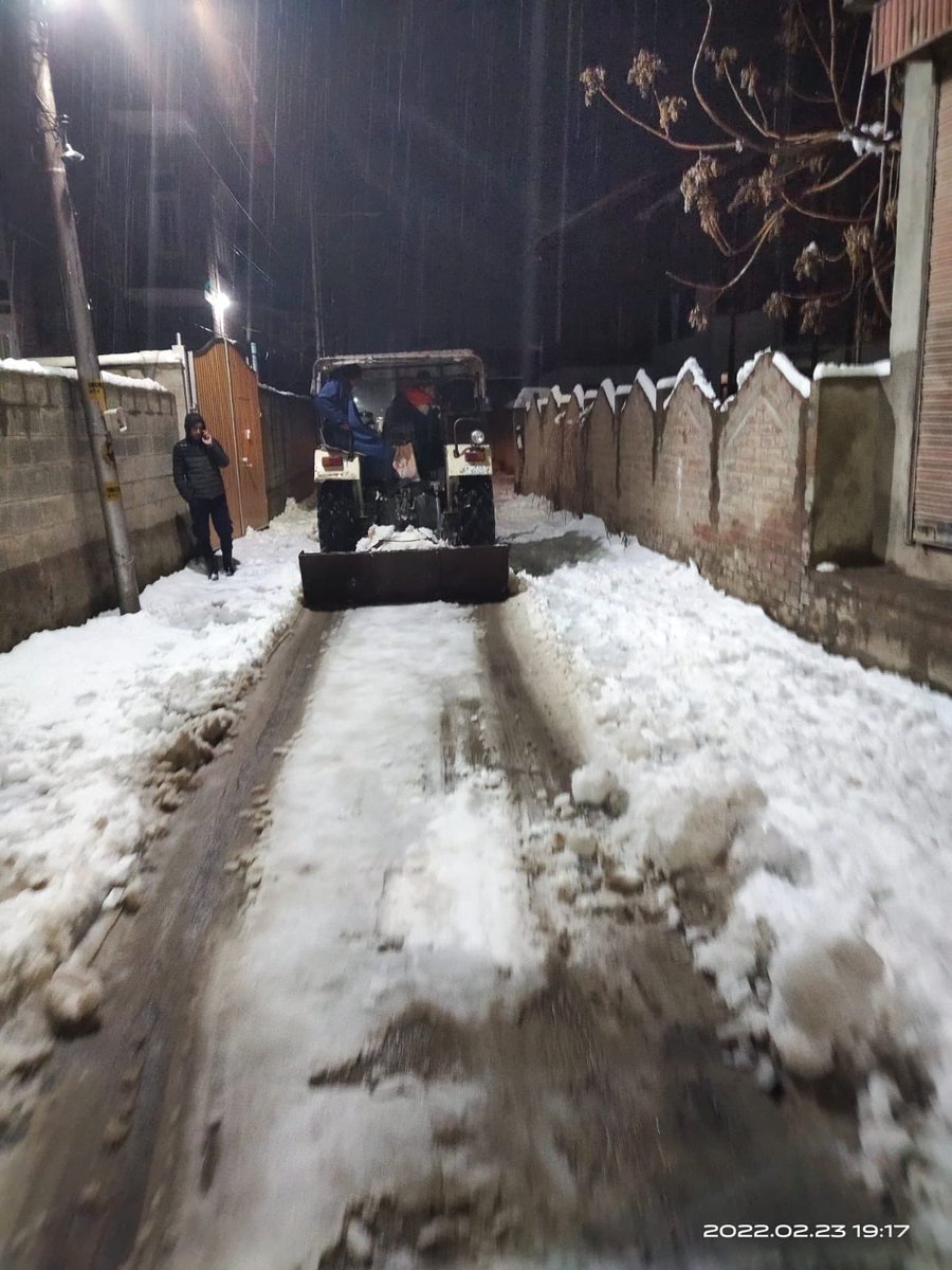 Our teams at Gulposh Colony, Gulshan Nagar. Night snow clearance operations continue past midnight. @manojsinha_ @OfficeOfLGJandK @HardeepSPuri @SMC_Sanitation @SMC_24x7 @SMC_Srinagar @Secretary_MoHUA