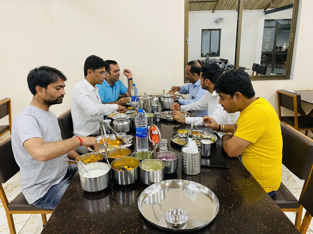 TIRTHRAJBAPODA2's tweet photo. દ્વારકા મુકામે @INCGujarat આયોજિત ત્રણ દિવસીય ચિંતન શિબિરની તૈયારી માટે @INCGujarat પ્રવક્તા @drmanishdoshi સાહેબ #MediaPanalist @Hiren_Banker ભાઇ @NSUIGujarat મહામંત્રી @bhaviksolankee જતા પોરબંદર #અતિથિ રેસ્ટોરન્ટ મુકામે @kishan_rathod09 સાથે ગુજરાતી ભોજન લીધુ ! https://t.co/rElvLkfIgs