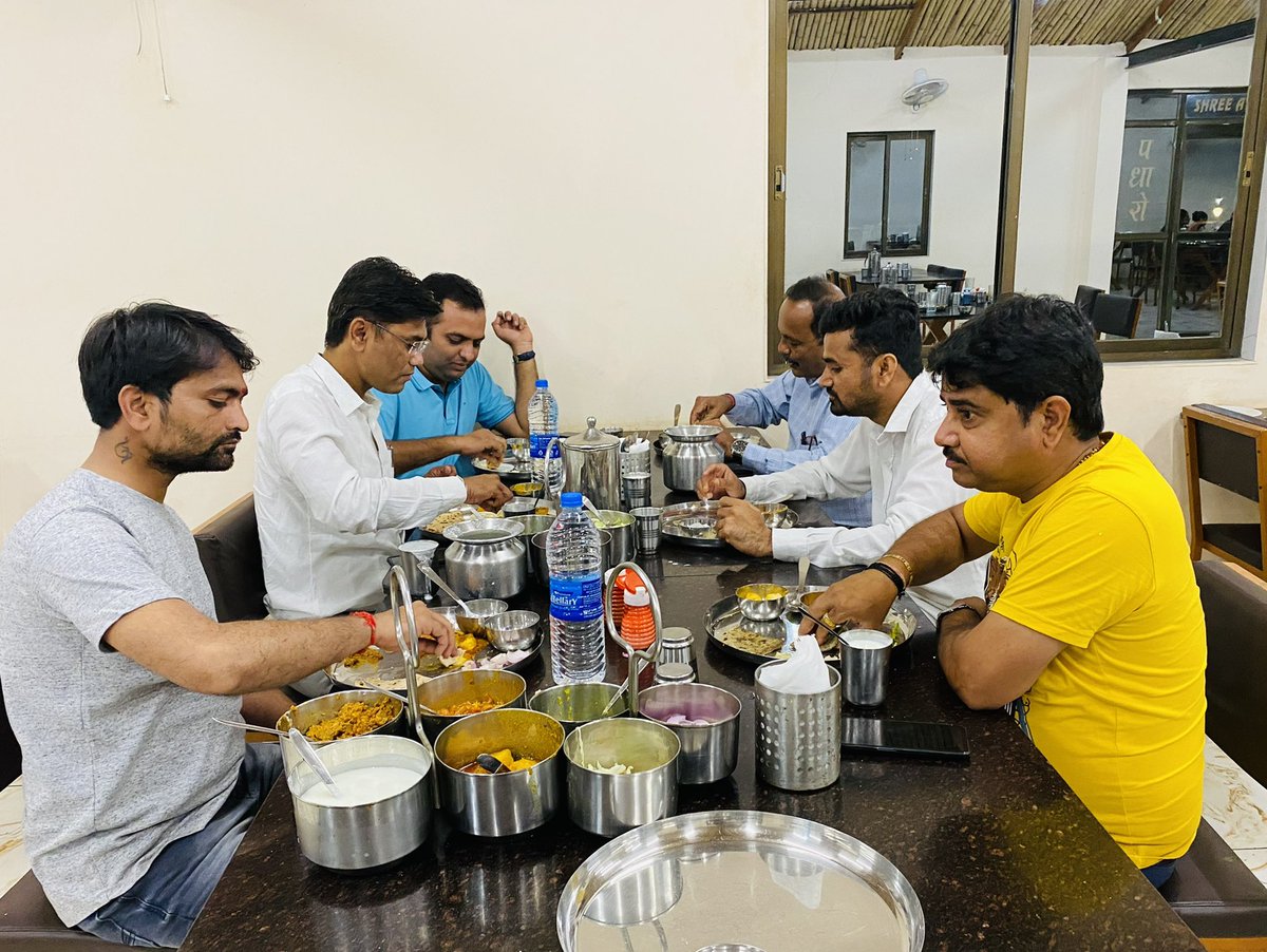 TIRTHRAJBAPODA2's tweet photo. દ્વારકા મુકામે @INCGujarat આયોજિત ત્રણ દિવસીય ચિંતન શિબિરની તૈયારી માટે @INCGujarat પ્રવક્તા @drmanishdoshi સાહેબ #MediaPanalist @Hiren_Banker ભાઇ @NSUIGujarat મહામંત્રી @bhaviksolankee જતા પોરબંદર #અતિથિ રેસ્ટોરન્ટ મુકામે @kishan_rathod09 સાથે ગુજરાતી ભોજન લીધુ ! https://t.co/rElvLkfIgs