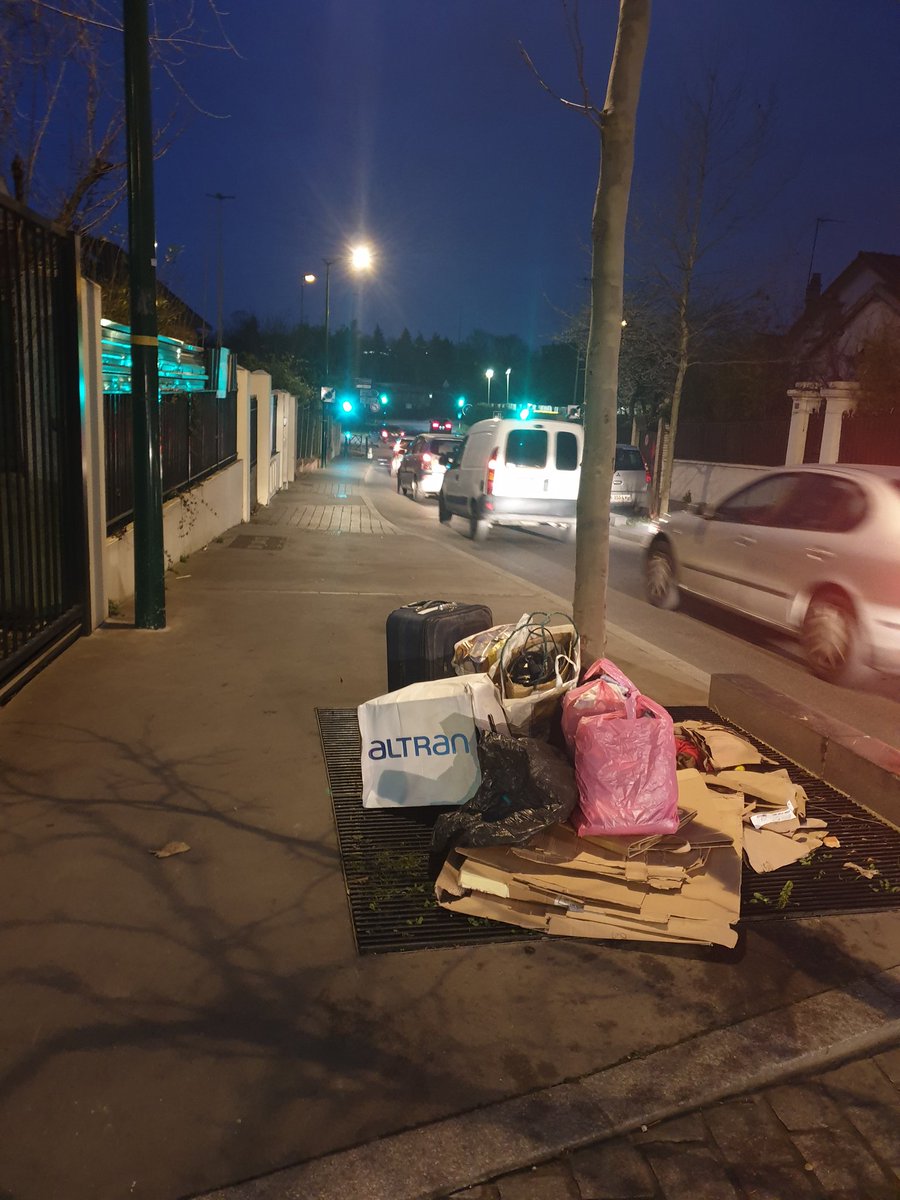 CAbandonnee's tweet photo. À#Colombes, les dernières forêts urbaines plantées dans les quartiers populaires ressemblent à ça...
#saccageColombes
#stopcrotte
#stopcrade https://t.co/tm4kPQ0vNE