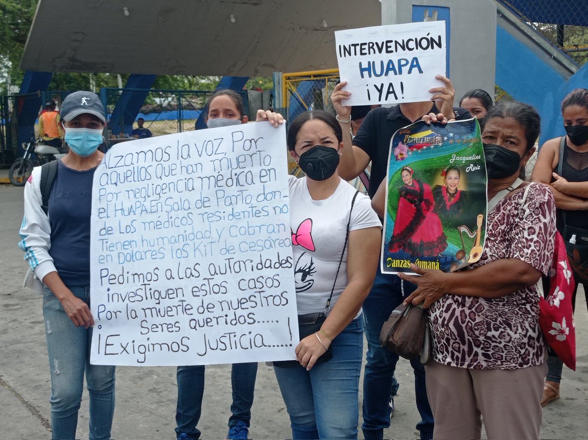 vfedericogm's tweet photo. La protesta se registró la mañana de este #23Feb para exigir la intervención del principal centro hospitalario de la entidad, justicia al caso de las muertes de las mujeres y niños y la construcción de un materno infantil en la capital sucrense para evitar que esto siga pasando. https://t.co/bdLI4TLElq
