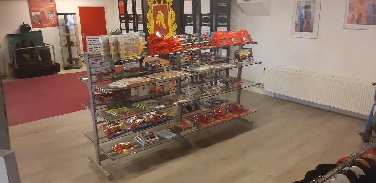 Zo, alle pannen liggen er weer op, en gericht. Straatje aanvegen en winkel gevuld, zaterdag 26e weer open voor publiek.