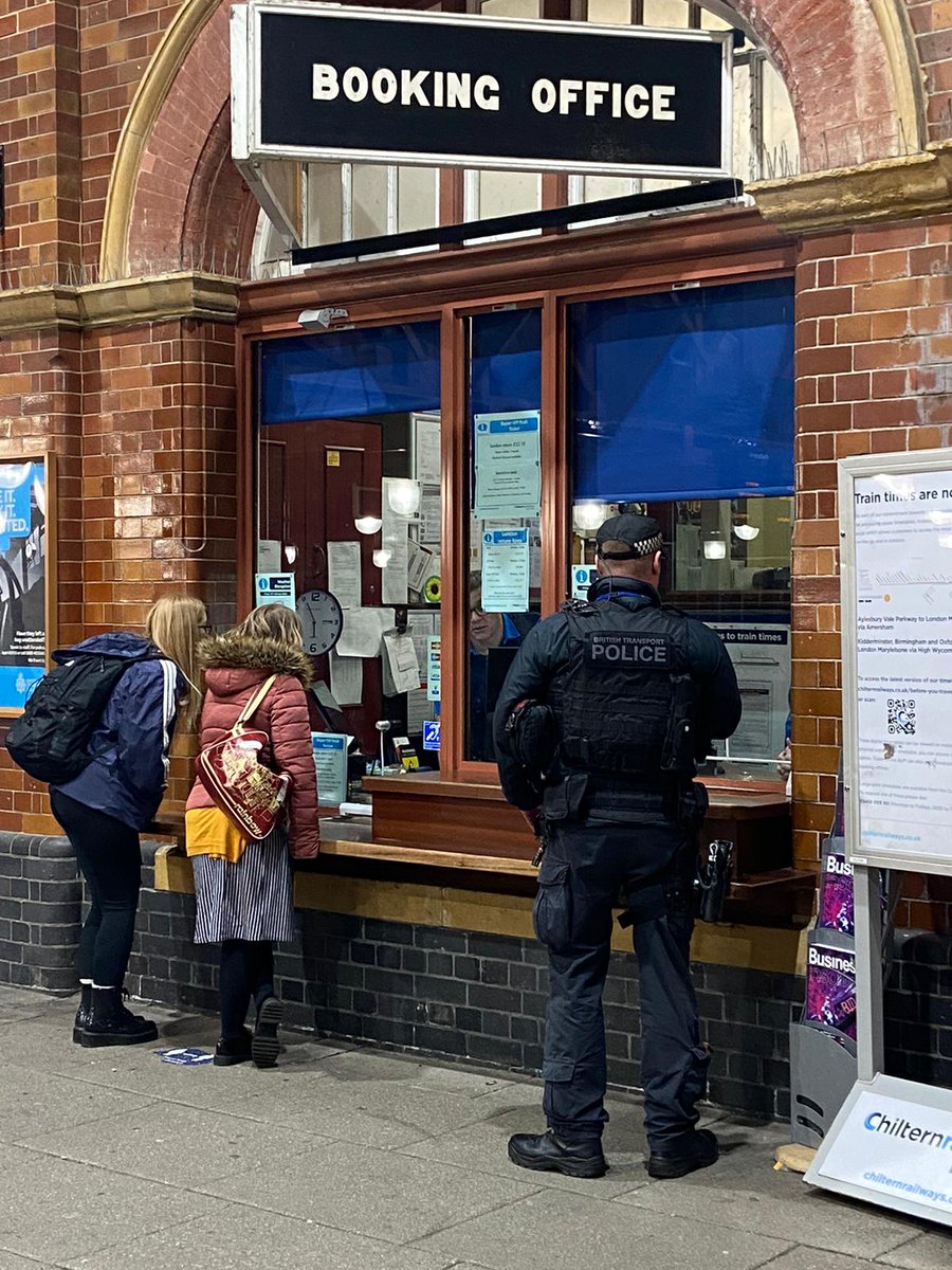 Our officers visiting @chilternrailway Moor Street Station to engage with the public and rail staff to keep the railways safe. #vawg #police #Birmingham