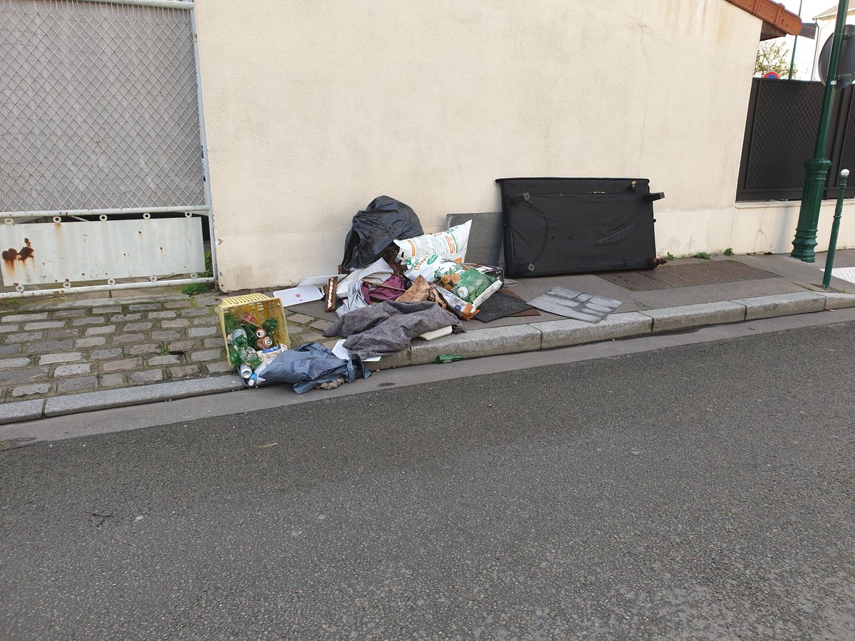 CAbandonnee's tweet photo. À#Colombes, les dernières forêts urbaines plantées dans les quartiers populaires ressemblent à ça...
#saccageColombes
#stopcrotte
#stopcrade https://t.co/tm4kPQ0vNE