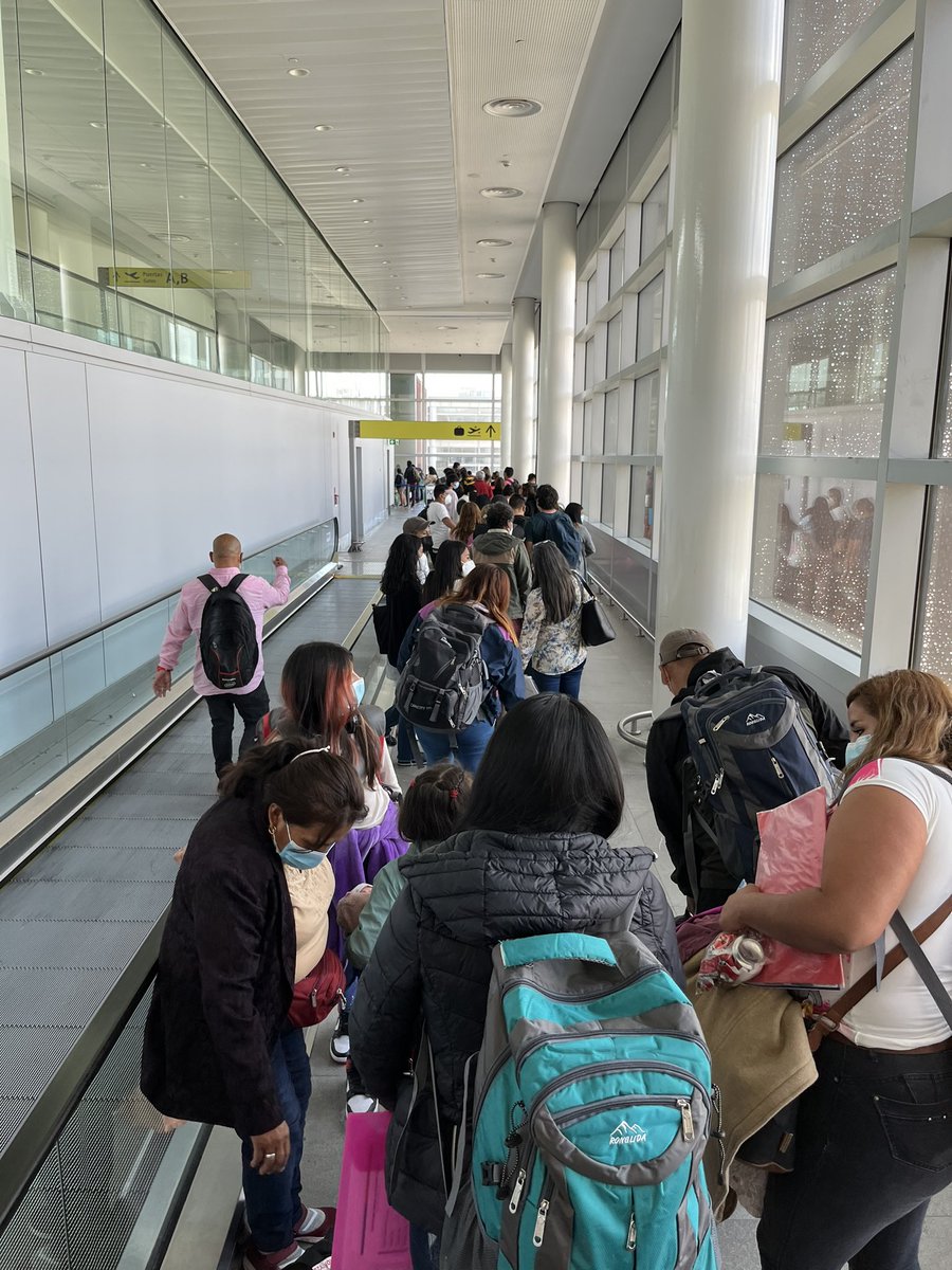 mgo10's tweet photo. @ministeriosalud esperando a hacer un PCR mientras nos juntamos con varios vuelos internacionales en una fila interminable… inexplicable 🤷🏻‍♂️ https://t.co/STtvOQ6wYO