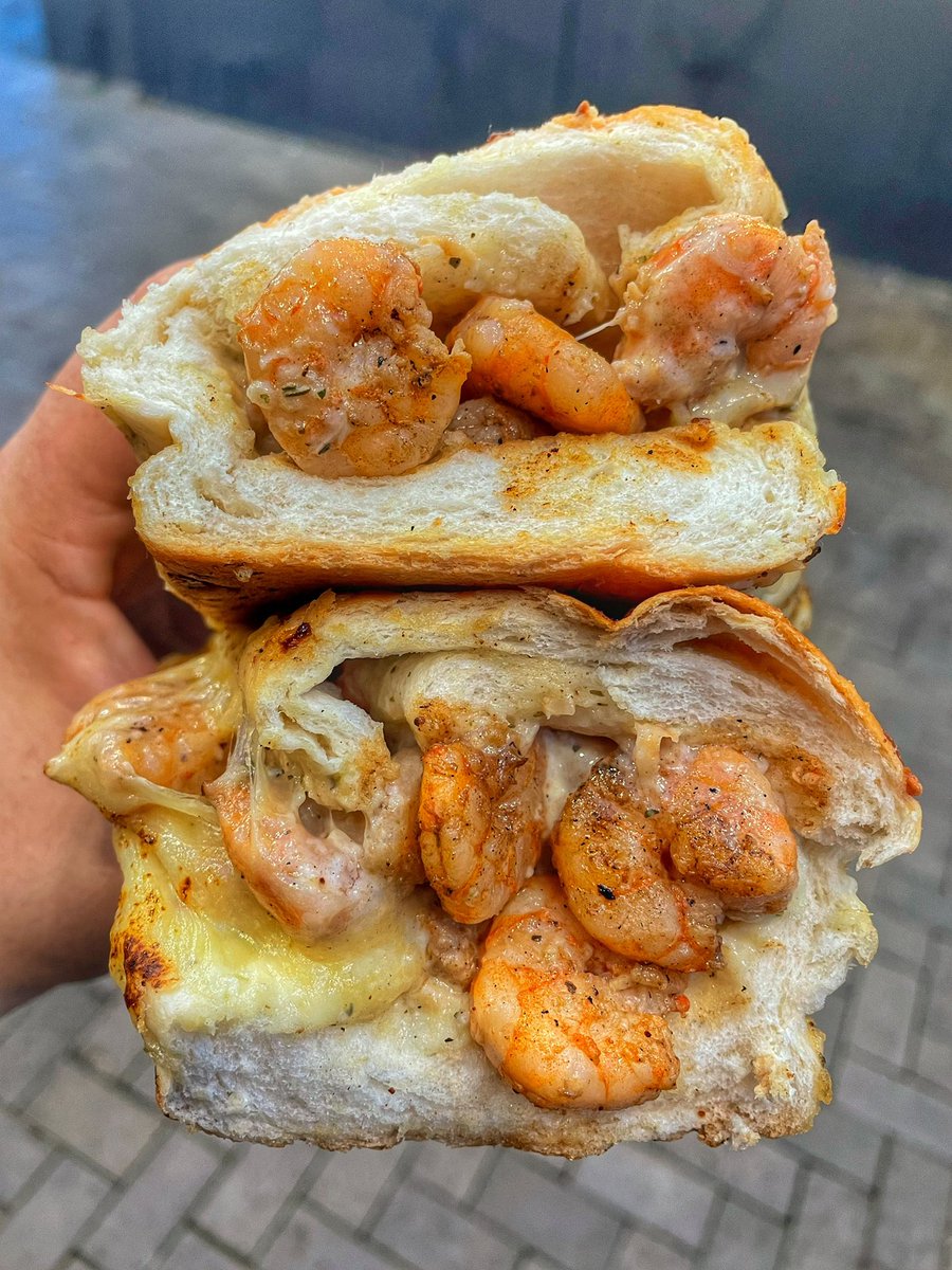 food_porn17's tweet photo. Pão de alho recheado com camarão https://t.co/GzemoldcZA
