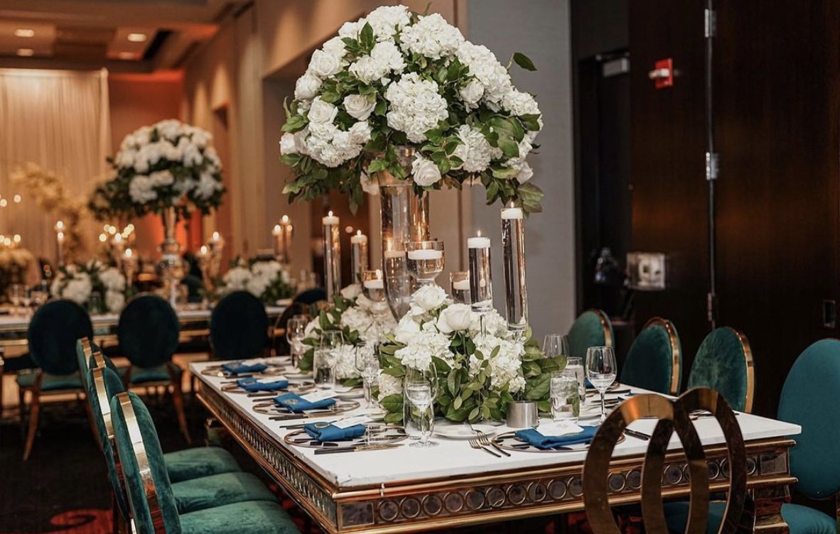 A gorgeous table setting for a beautiful day.

📸: leahmyina
