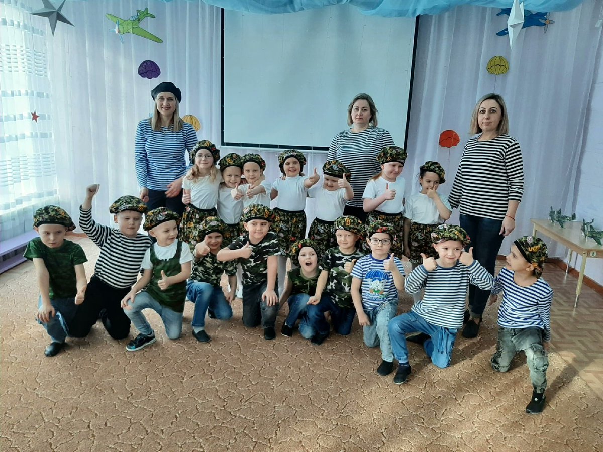 Vishenka9Zhig's tweet photo. В предверии праздника День Защитника Отечества в детском саду прошли спортивные состязания для детей и пап,которые проходили настоящую армейскую подготовку: полосу препятствия, разминировние поля, сбивали самолёты, завязывали морские узлы, переправлялись на лодках и многое другое https://t.co/QmxcV4Iy3r