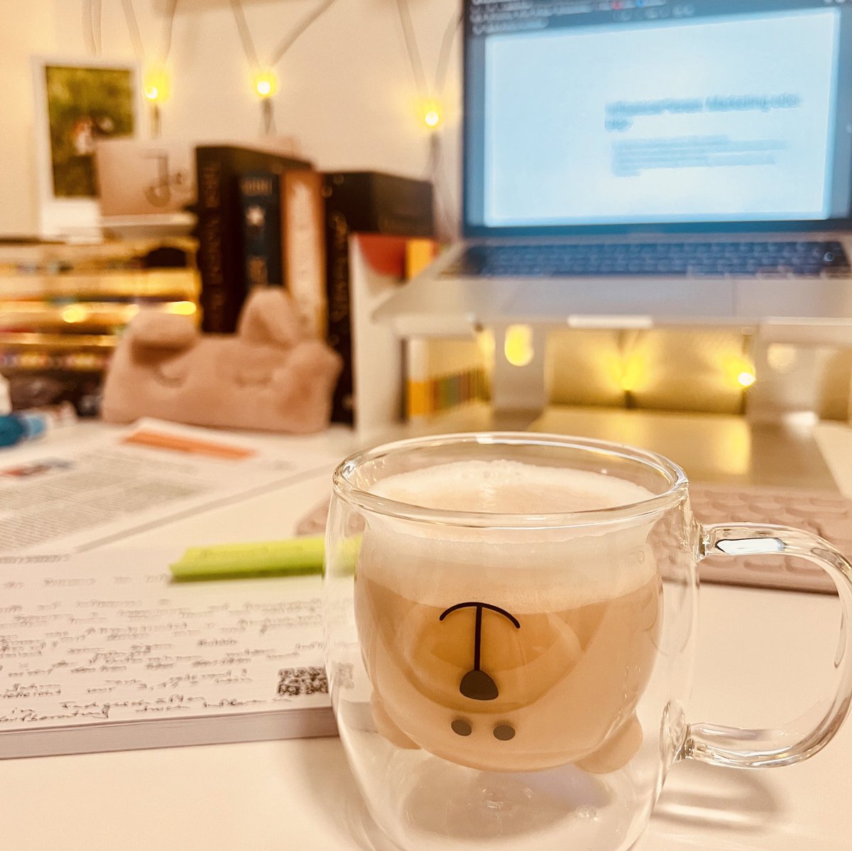 Falls jemand meine doofe Motivation und seinen besten Freund Konzentration sieht, bitte ohne Umwege zu mir befördern. Abgabe ist Freitag und ich wollte heute schon längst fertig sein. 😩 #procrastination