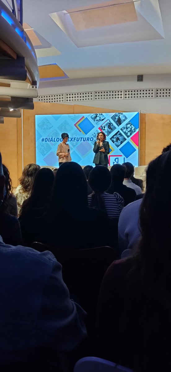 ana_towerd's tweet photo. Y dos años después, volvimos...
Enhorabuena, equipazo @talentofuturo_ por tremenda labor, es un orgullo ver cómo habéis crecido en estos últimos dos años @elsaarnaizchico
Un placer volver a acompañaros, dos años después, de nuevo, en #espaciobertelsman #diálogosxfuturo https://t.co/gO0kTDtzKC