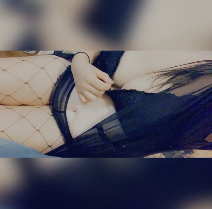 Not too new to #nsfwtwt 😈 &bull; Sub/Little/Switch &bull;To many kinks to list  &bull;5&rsquo;4 ❤️&amp;🔁 to be moots!🥺 https://t<a href="/tag/nsfwtwt"class="tags">#nsfwtwt</a>