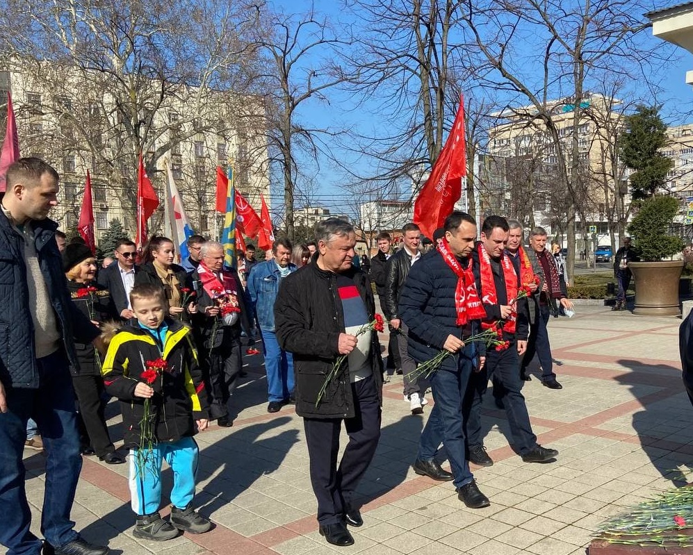 NOsadchiy's tweet photo. #Краснодар, #23февраля. Активисты #КПРФ, Союза Советских офицеров, Движения "За новый социализм" отметили в центре города День рождения Красной Армии - День Советской Армии и Военно-морского флота. https://t.co/kPkzsuH4Jv
