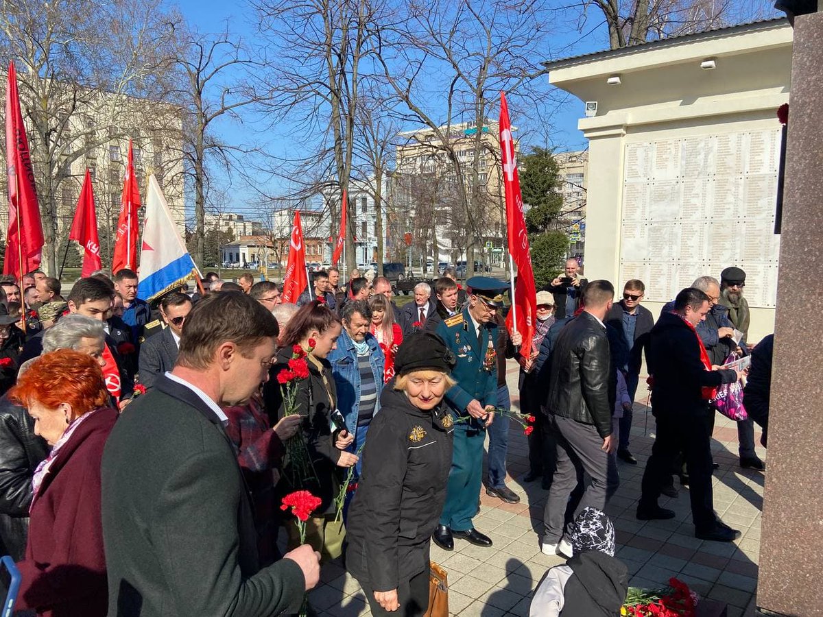 NOsadchiy's tweet photo. #Краснодар, #23февраля. Активисты #КПРФ, Союза Советских офицеров, Движения "За новый социализм" отметили в центре города День рождения Красной Армии - День Советской Армии и Военно-морского флота. https://t.co/kPkzsuH4Jv