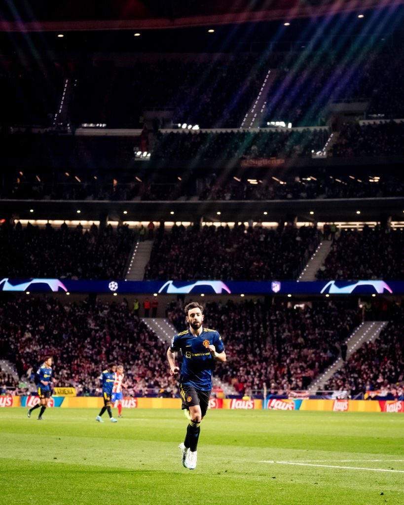 ManUnitedZone's tweet photo. Bruno Fernandes is the first player in Champions League history to assist in six consecutive appearances while playing for an English club, breaking the record held by David Beckham for #mufc since 1998 🎩 https://t.co/NkpgSXU3VQ