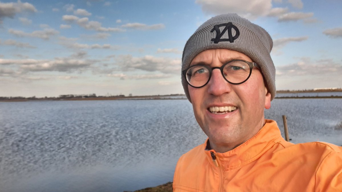DavidHulshof's tweet photo. Na werkdag op school nog even 10 km hardgelopen in de prachtige Biesbosch. Tussen het hoge water door over dijkjes en paden. Af en toe even stil gaan staan voor een foto en te genieten van wat ik zag. #mooiedagafsluiting https://t.co/Uzf63b4cmg