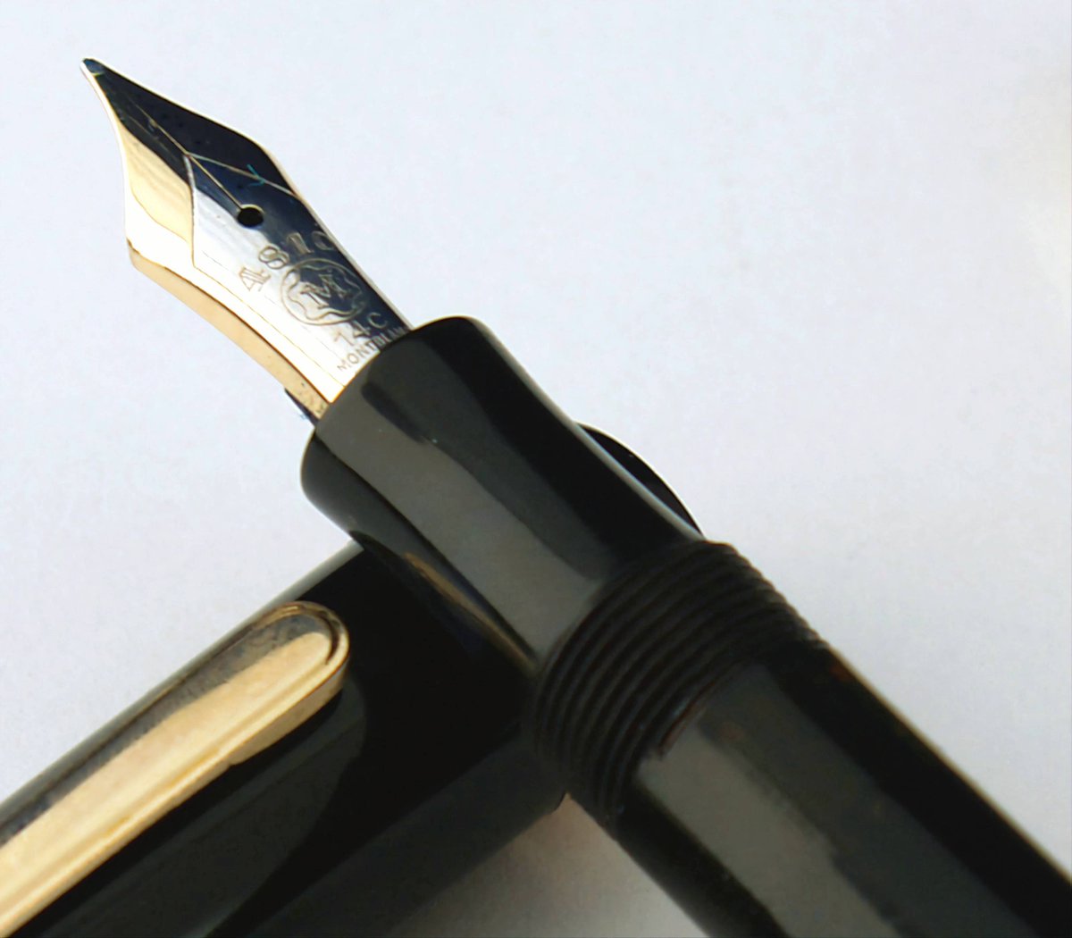 BadgerandBlade's tweet photo. 'jar' tantalizes us with a yellow snow cap MONTBLANC. ❤️🤩❤️
https://t.co/N6TFviwocB
#whatsinyourpocket #thenib @montblanc #penlover #penoftheday #penaddict #penaholic #pens #penlife #penandink #handwriting #writing #pen #fountainpens #fountainpen #fountainpenlover https://t.co/xNT87lnDQ7