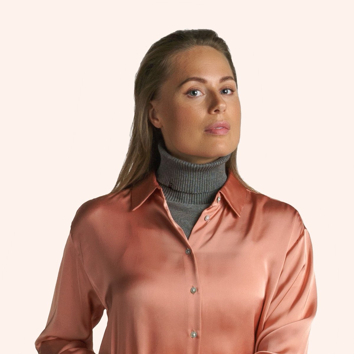 neckminimo's tweet photo. 👉🏼 minimo is a unisex, "uni-age" &amp; 100% sustainable garment.

📸 Helena wearing gray minimo. Shop it now! https://t.co/5lwKRDRpgE