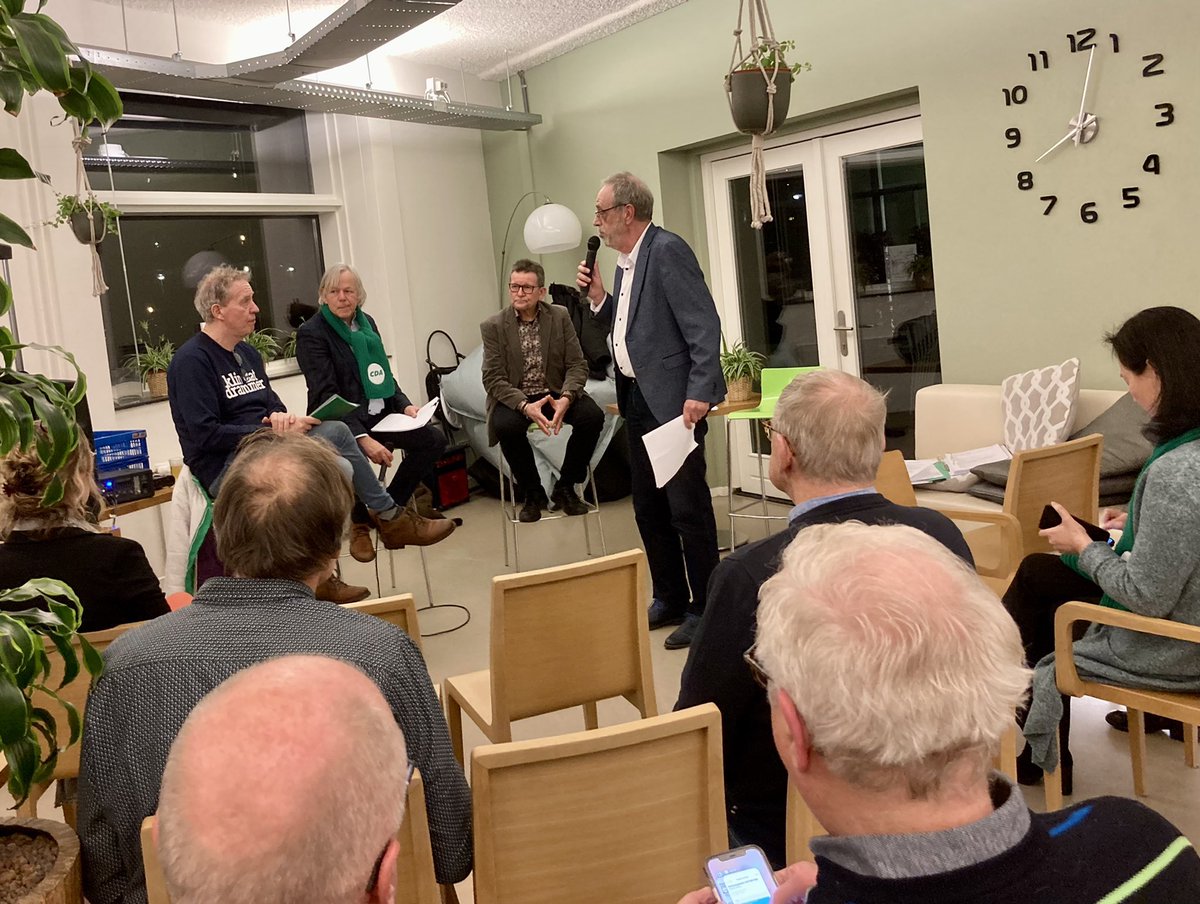 Laatste #verkiezingstour van <a href="/BiebNieuwegein/">Bibliotheek Nieuwegein</a> op Buurtplein #Galecop met oa #CDA #lijsttrekker <a href="/jankuiper/">Jan Kuiper</a>.