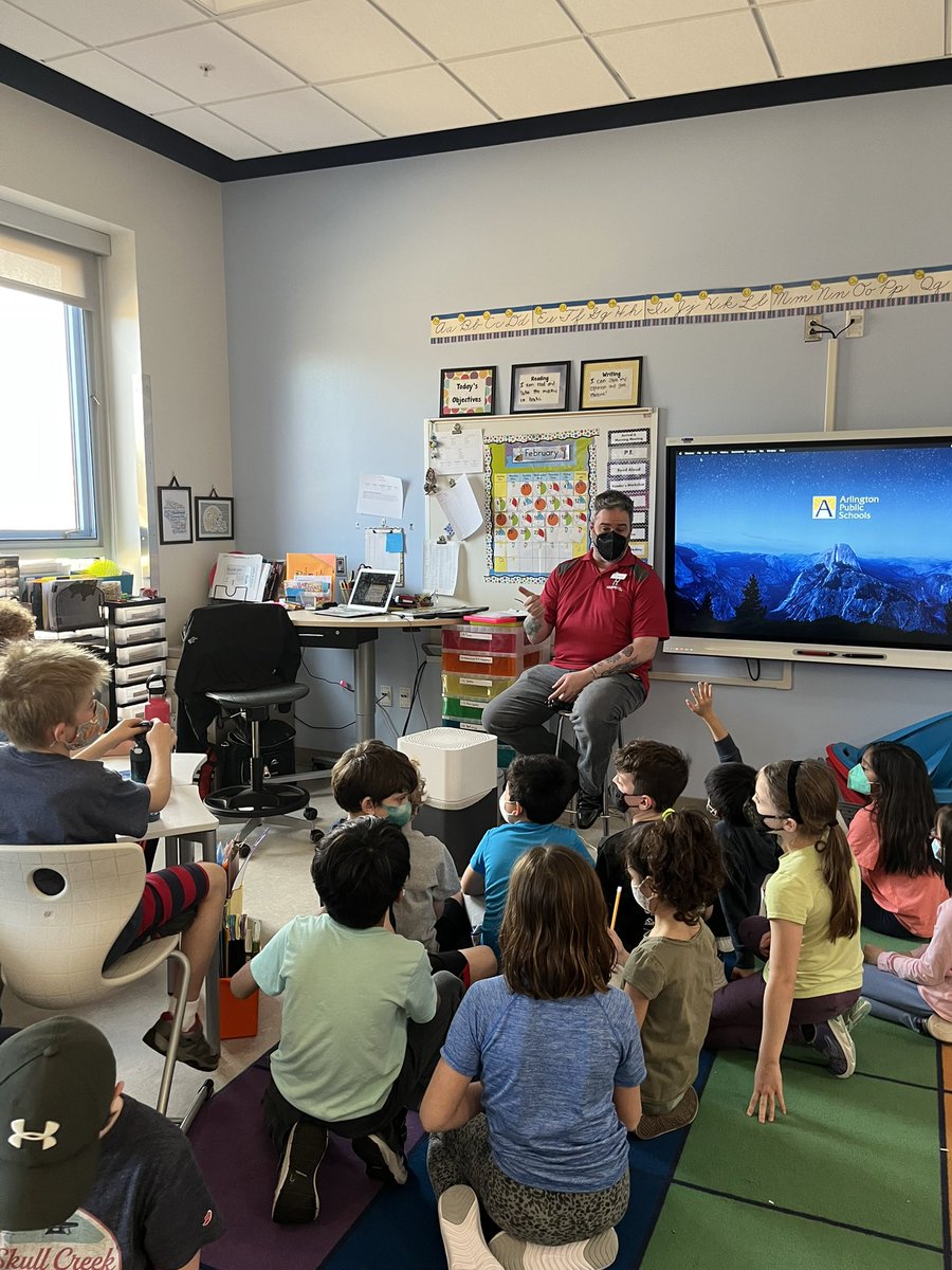 When students are curious about apps and ed tech, you call in the best to answer all their questions! Thanks @DrReevesDES for the impromptu lesson!