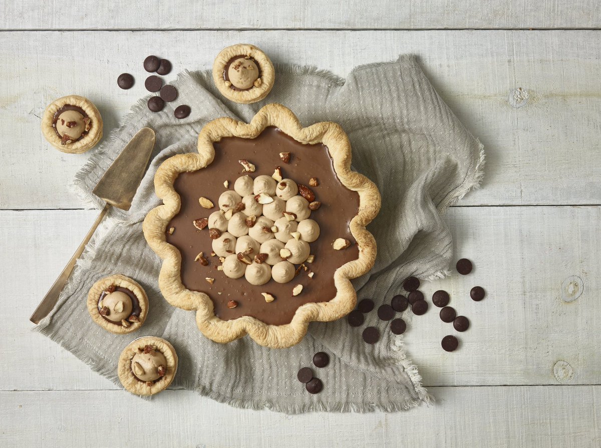 RustiquePies's tweet photo. Nous célébrons le mois du chocolat avec le retour de notre fameuse tarte chocolat et praliné de noisette avec amandes caramélisées!
https://t.co/fkBISjFzZq https://t.co/euUfZOPpgr