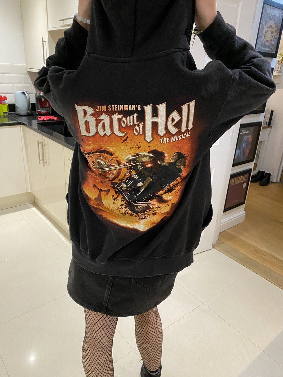 michellehextall's tweet photo. At @marlowetheatre to see @BatTheMusical   Sophie’s all dressed up in her Strat t-shirt and ready to rock. #batclan #batoutofhell 🎭 🦇 #musicaltheatre https://t.co/J0DsAQsjLI