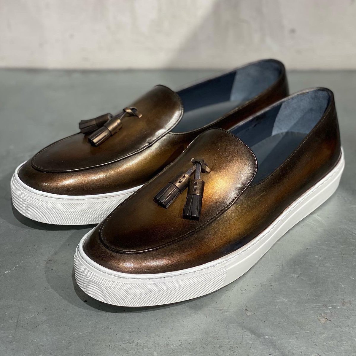 Jmlegazel's tweet photo. 🧑‍🎨 Patine de la semaine !
Avec la Training Tr 01 ! 
JMLEGAZEL crée des patines cuivrées aux nuances de bronze, d’or et d’argent sur vos souliers...✨✨ brillez ! 

#jmlegazel #dandy #dapperday #dappershoes #thesartorialist #craftmanship #monsieur #parisianstyle #menstyleguide https://t.co/EtOUgrkNuS