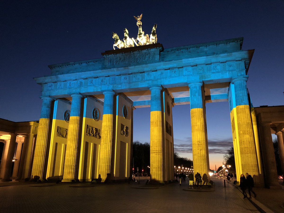 Das Symbol von #Freiheit und  #Demokratie im Herzen der wiedervereinigten Stadt #Berlin in den Farben des europäischen Nachbarn #Ukraine Herr Präsident #Putin, der Wunsch nach Freiheit bedarf niemals einer Rechtfertigung. 14.000 Tote in 8 Jahren sind eine unüberhörbare Anklage.