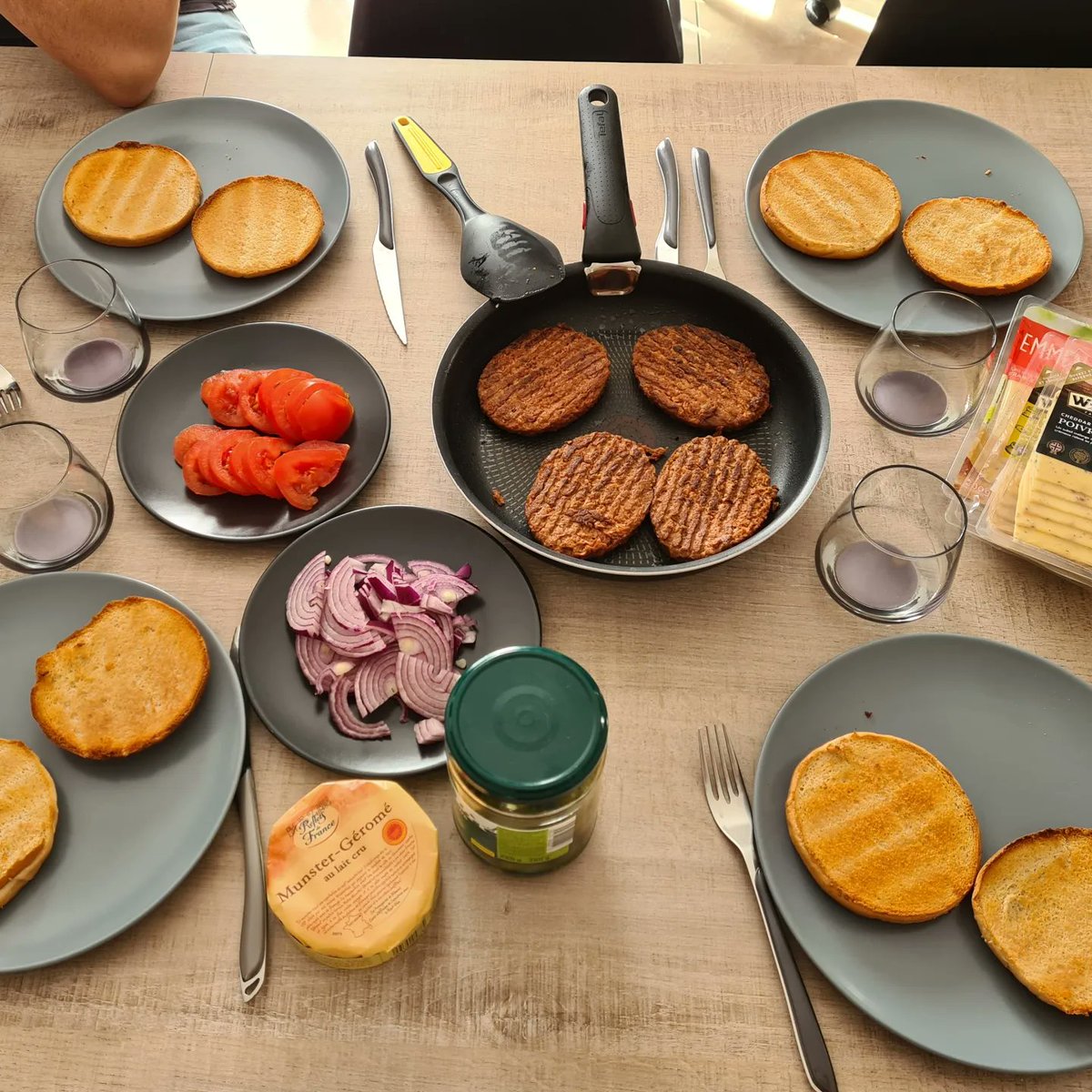 Clarisse_Vrn's tweet photo. Il y a quelques jours nous avons testé des #burgervegetal grâce à @carrefourfrance !😁👍
#veggieburgerchallenge #réveillezvotrevégédalle #réveilletavégédalle #carrefourvégétal #ambassadeur https://t.co/mbVtWXrIJv