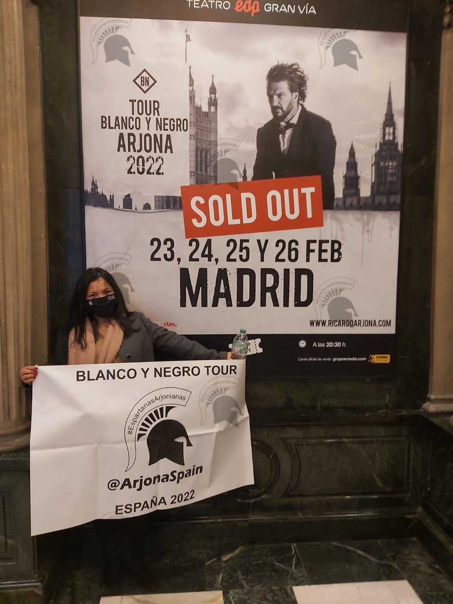 ArjonaSpain's tweet photo. #EspartanasArjonianas presentes en el @teatroedpgv para disfrutar del concierto de @Ricardo_Arjona y su #BlancoYNegroTour ♥️ Gracias @ADMAR_CM 😘 #SomosArjonaspain  @InfoMundoArjona #AndaLevantaJ24 https://t.co/L21pvrSluO