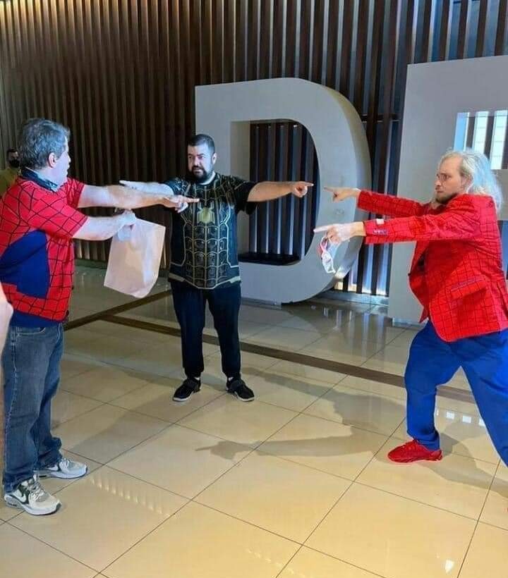 thinkspiderman's tweet photo. OS DUBLADORES BR DE CADA HOMEM-ARANHA TAMBÉM REFIZERAM O MEME https://t.co/9aRfPngszC