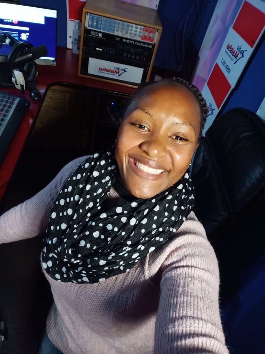 ThisIsGathoni's tweet photo. The glowing night nurse, yaani muuguzi wa magizani 😜. Leo pia I'm a deputy commentator, let's see how that goes...tune in to @radiomaisha.ke 102.7fm
#radioprincess👑
#MaishaCock🍹tail https://t.co/1BeKIBaiWH