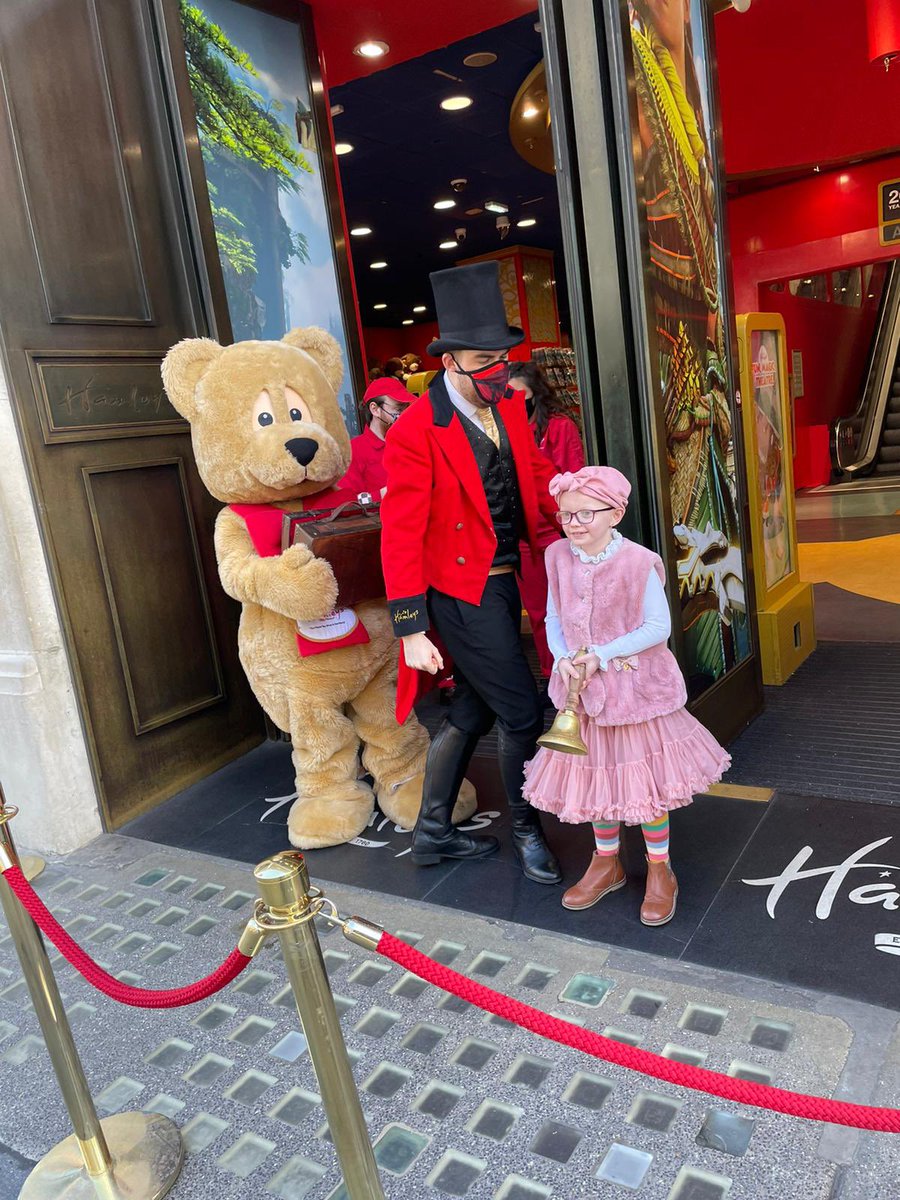 Rach_G34's tweet photo. Isla G opened @HamleysOfficial today! Thank you so much, we’ve had such an amazing day 💖🥰💕 @ellenatkinson52  @mattyg159 xxxx https://t.co/XLyCoJACpf