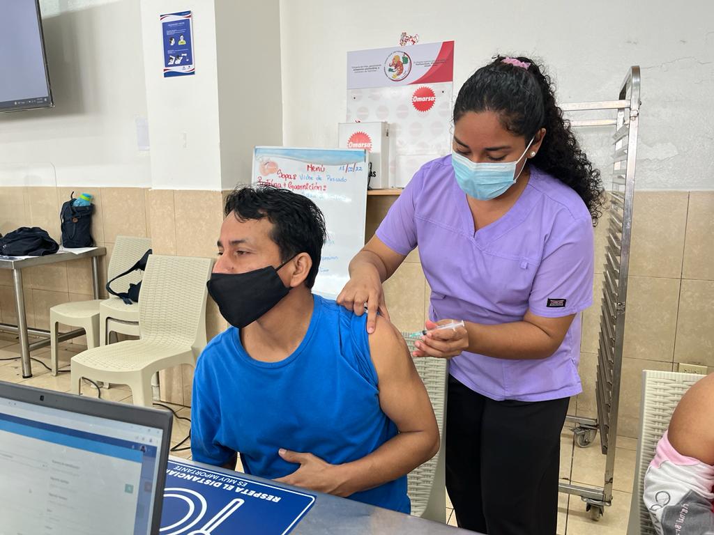 Salud_Guayas's tweet photo. #Durán | Brigada aplica la dosis de refuerzo de la #VacunaCOVID19 al personal de #Omarsa para completar el esquema de vacunación.
#PlanVacunación https://t.co/CsrQMsKWSm