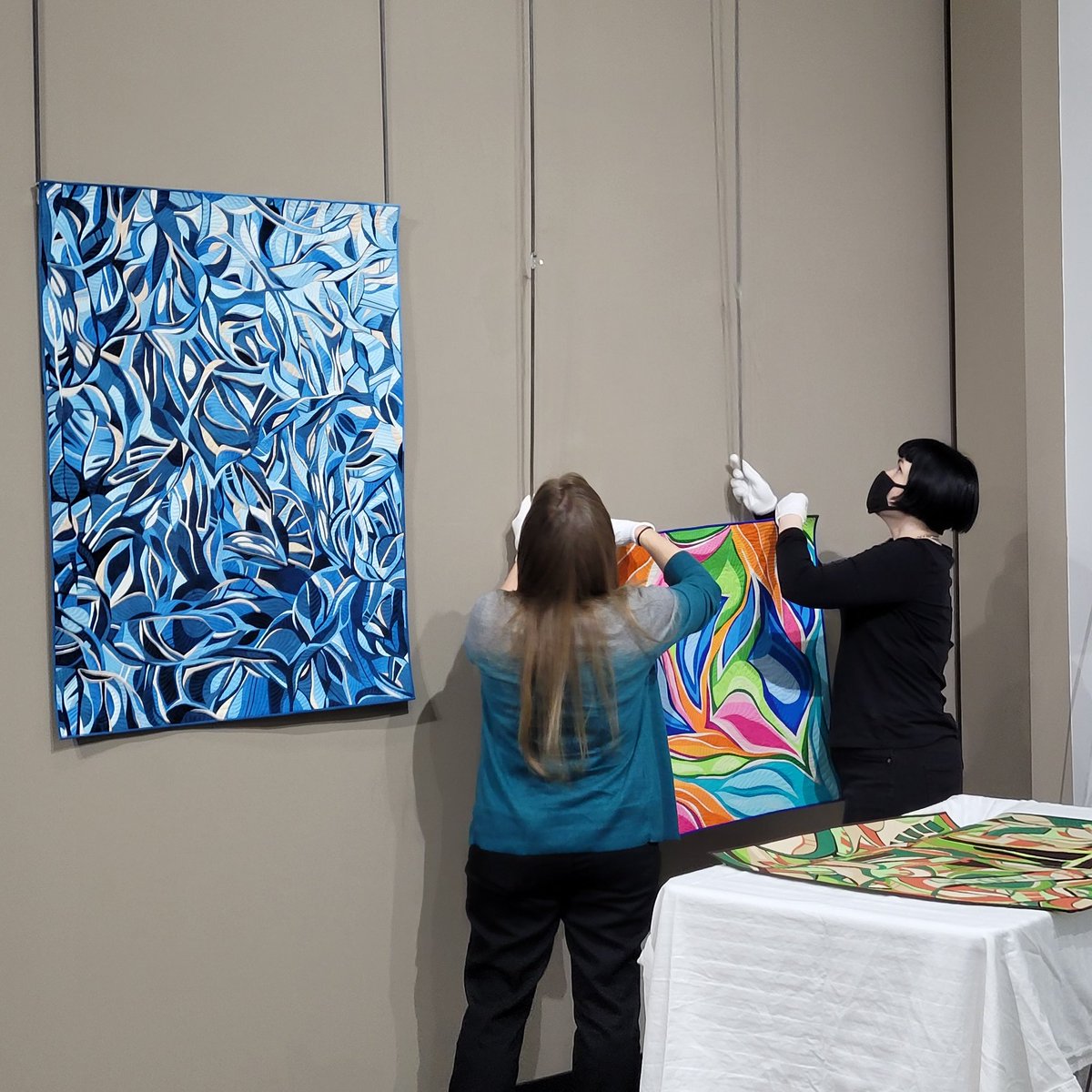 NatQuiltMuseum's tweet photo. Our curatorial team is installing a new exhibit, which opens Friday- you won't want to miss this one! The exhibit showcases works by quilt artist Sheila Frampton Cooper.

#NQMcornergallery #quilting #paducahcreativecity #museumlife #curatoriallife https://t.co/QmeLu4MQJH