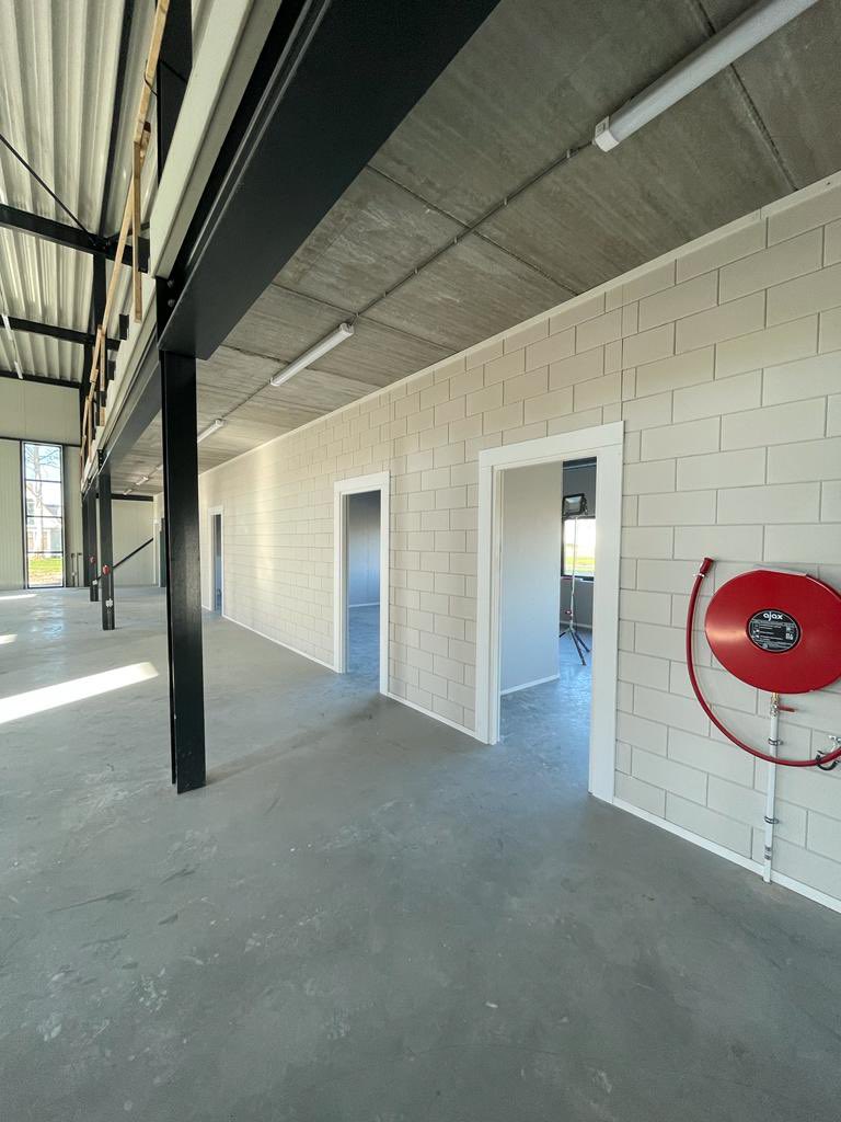 In Emmeloord zijn we druk bezig met de uitbreiding van MJ Service.
Binnenkort wordt gestart met inrichting van het terrein.
Binnen zijn de systeemwanden aangebracht, zijn ze druk bezig met aftimmerwerkzaamheden en zijn de installateurs bezig met de installaties. #MJService #DBBO