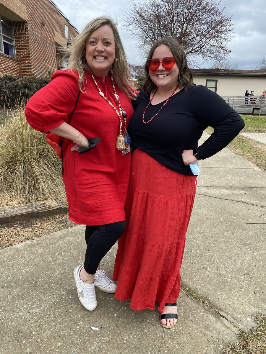 tymkinmama's tweet photo. Twinning on School 🏫 Spirit Day! ❤️ @HunterPrincipal @hunter_pta @HunterESDrama https://t.co/gxo9XldrYY