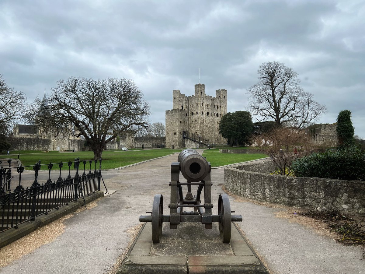 gordoniow's tweet photo. Don’t waste time, always explore.
#Rochester #rochestercastle #anhourtokill https://t.co/05yfRbNTTX